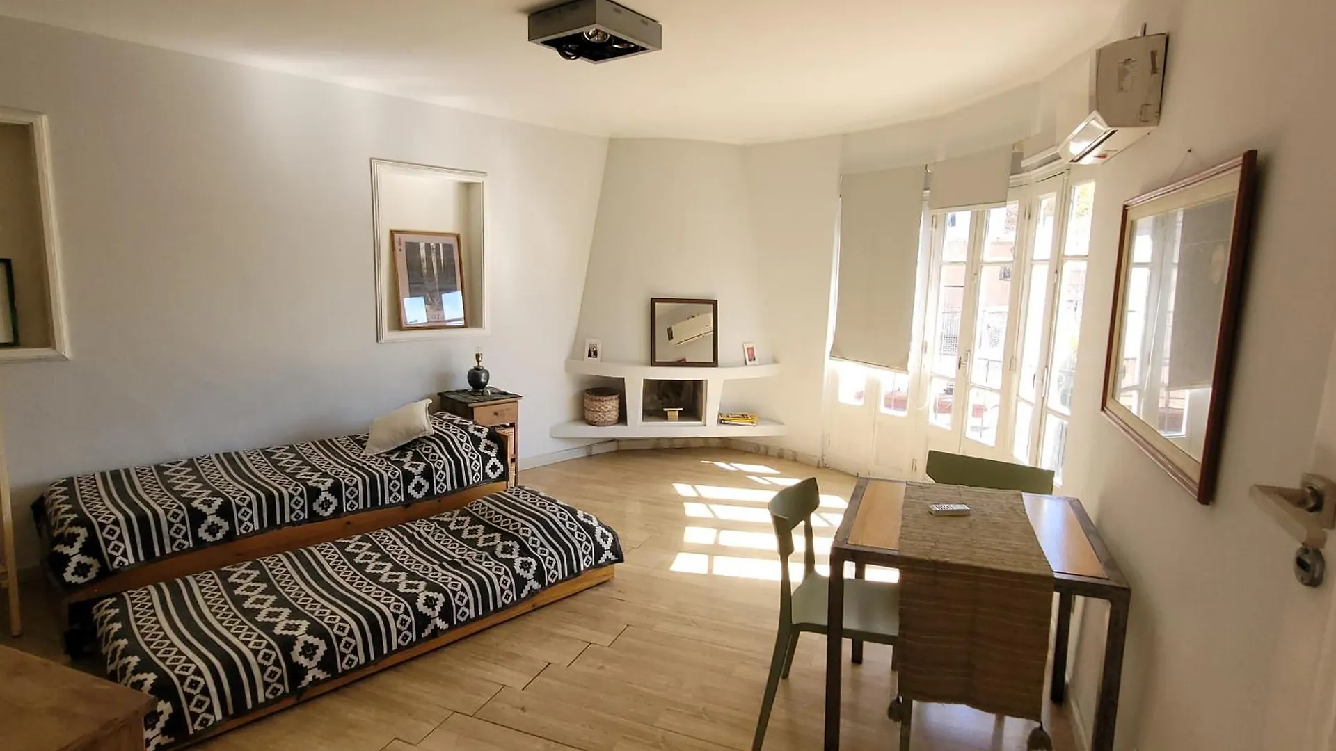 Pequeno Y Funcional Ciudad De Mendoza Apartment